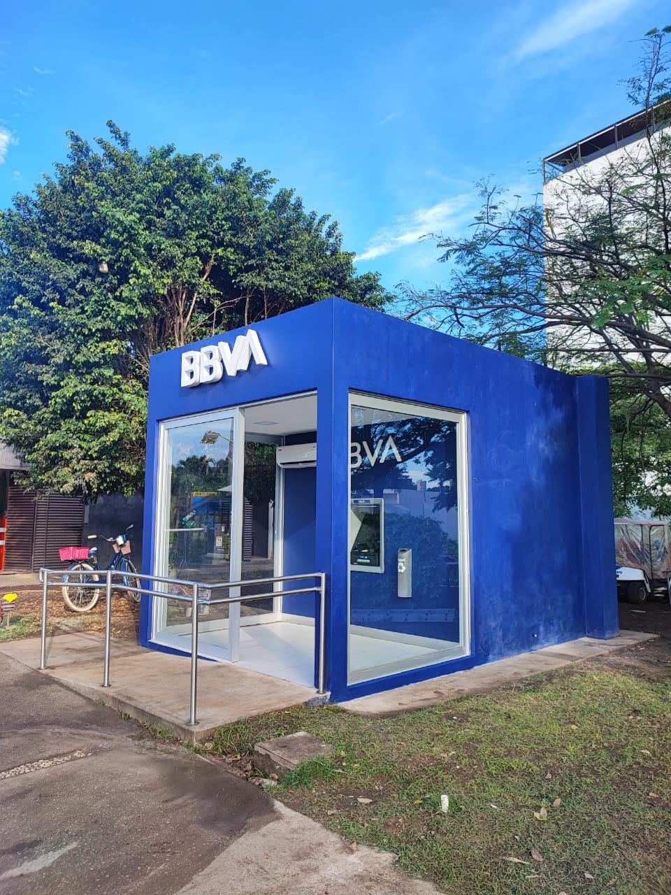 BBVA Cajero - Vista lateral